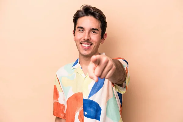 Jovem Caucasiano Isolado Fundo Bege Sorrisos Alegres Apontando Para Frente — Fotografia de Stock