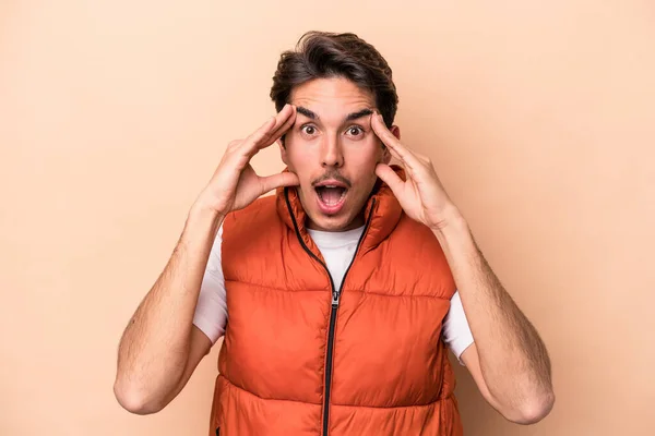 Joven Hombre Caucásico Aislado Sobre Fondo Beige Recibiendo Una Agradable — Foto de Stock