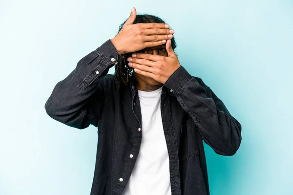Giovane Uomo Afroamericano Isolato Sfondo Blu Lampeggia Alla Fotocamera Attraverso — Foto Stock