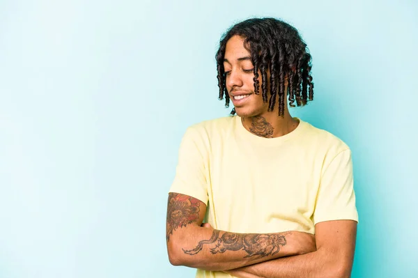 Jovem Afro Americano Isolado Fundo Azul Sorrindo Confiante Com Braços — Fotografia de Stock