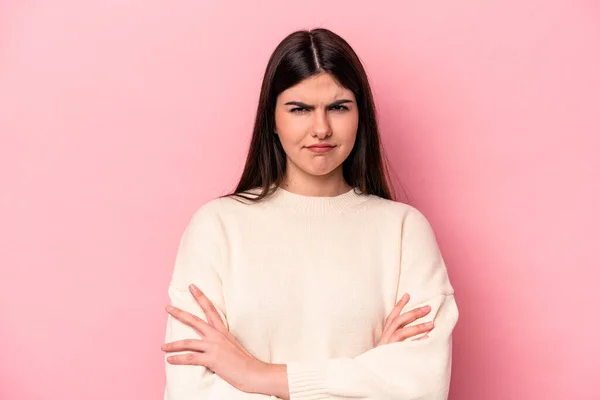 Jeune Femme Caucasienne Isolée Sur Fond Rose Fronçant Les Sourcils — Photo