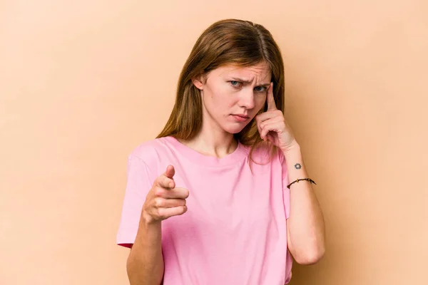 Giovane Donna Inglese Isolata Sfondo Beige Puntando Tempio Con Dito — Foto Stock