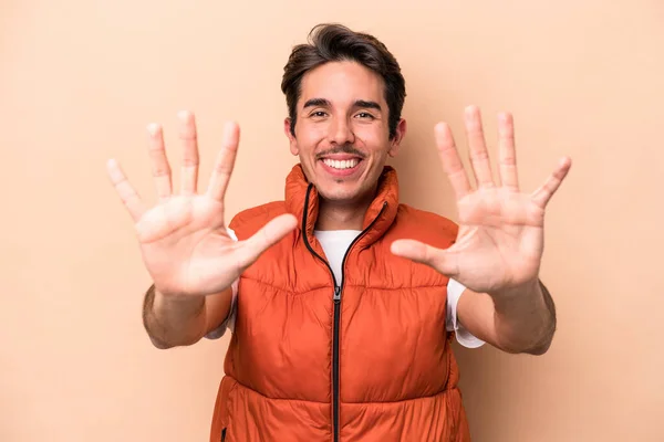 Jovem Caucasiano Isolado Fundo Bege Mostrando Número Dez Com Mãos — Fotografia de Stock