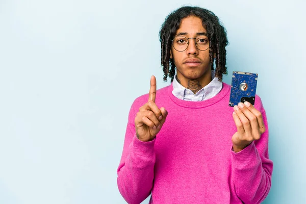 Jovem Afro Americano Informático Homem Isolado Fundo Azul Mostrando Número — Fotografia de Stock