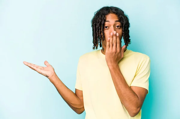 Young African American Man Isolated Blue Background Impressed Holding Copy — Stock Photo, Image