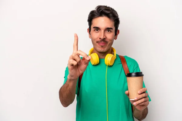Mladý Běloch Student Muž Pití Kávy Izolované Bílém Pozadí Ukazující — Stock fotografie