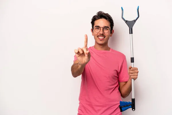 Junger Kaukasischer Mann Mit Einem Müllsammler Auf Weißem Hintergrund Der — Stockfoto