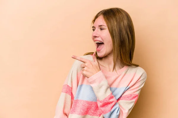 Joven Mujer Inglesa Aislada Sobre Fondo Beige Mira Lado Sonriente —  Fotos de Stock