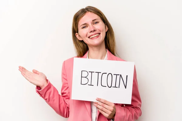 Jeune Femme Affaires Anglaise Tenant Une Plaque Bitcoin Isolé Sur — Photo