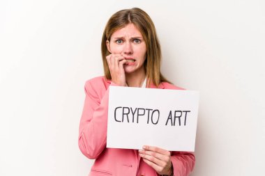 Beyaz arka planda izole edilmiş, tırnak yiyen, gergin ve endişeli bir İngiliz iş kadını elinde kripto para levhası tutuyor..