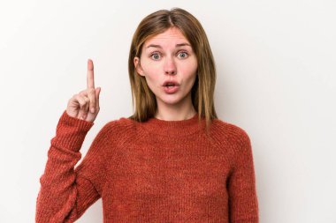 Beyaz arka planda izole edilmiş genç bir Rus kadının harika bir fikri var, yaratıcılık kavramı..