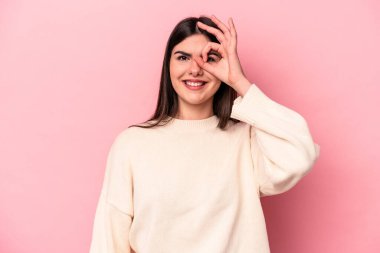 Pembe arka planda izole edilmiş beyaz bir kadın heyecanlı..