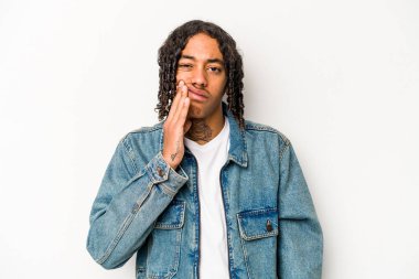 Beyaz arka planda izole edilmiş genç Afrikalı Amerikalı adam güçlü bir diş ağrısı, azıdişi ağrısı var..