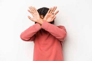 Genç Afrikalı Amerikalı adam beyaz arka planda izole edilmiş iki kolu çapraz tutuyor, inkar kavramı.