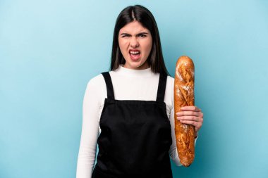Genç fırıncı Kafkas elinde bir somun ekmek mavi arka planda izole edilmiş çok kızgın ve agresif çığlık atıyor..