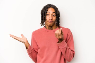 Beyaz arka planda izole edilmiş genç Afro-Amerikalı adam, kadının hiç parası olmadığını gösteriyor..