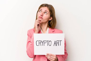 Beyaz arka planda izole edilmiş şifreli bir para levhası tutan genç İngiliz iş kadını şüpheli ve şüpheci bir ifadeyle yan yana bakıyor..