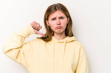 Beyaz arka planda izole edilmiş genç bir Rus kadın hoşlanmadığı bir hareket gösteriyor. Anlaşmazlık konsepti.