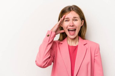 Beyaz arka planda izole edilmiş genç bir Rus kadın yüksek sesle bağırıyor, gözleri açık ve elleri gergin tutuyor..