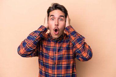 Beyazların arka planında izole edilmiş genç beyaz adam şok geçiriyordu, önemli bir buluşmayı hatırladı..