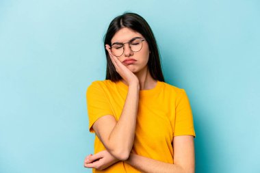 Mavi arka planda soyutlanmış, sıkılmış, yorgun ve dinlenmeye ihtiyacı olan beyaz bir kadın..