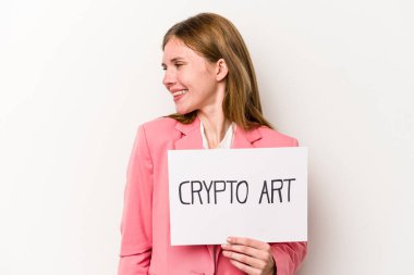 Beyaz arka planda izole edilmiş şifreli bir para levhası tutan genç İngiliz iş kadını gülümsüyor, neşeli ve keyifli görünüyor..