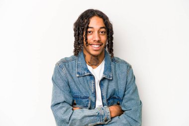 Genç Afrikalı Amerikalı adam beyaz arka planda izole edilmiş gülüyor ve eğleniyor..