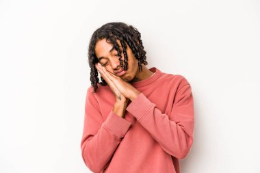 Beyaz arka planda izole edilmiş genç Afrikalı Amerikalı adam esniyor. Ağzını eliyle kapatan yorgun bir hareket sergiliyor..