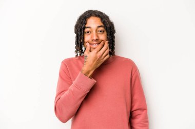 Genç Afrikalı Amerikalı, beyaz arka planda izole edilmiş ve iki seçenek arasında şüphe duyuyor..