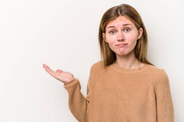 Beyaz arka planda izole edilmiş genç bir Rus kadın avuçta fotokopi alanı ve belinde bir el daha olduğunu gösteriyor..