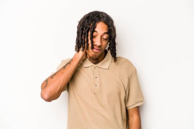 Beyaz arka planda izole edilmiş genç Afrikalı Amerikalı bir adam stresten dolayı boynu ağrıyor, masaj yapıyor ve elle dokunuyor..
