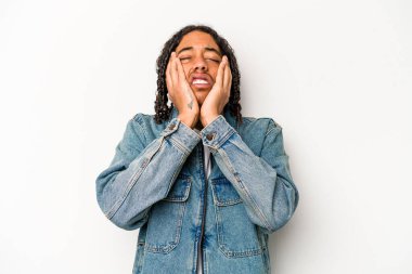 Genç Afrikalı Amerikalı, beyaz arka planda yalnız başına sızlanıyor ve ağlıyordu..