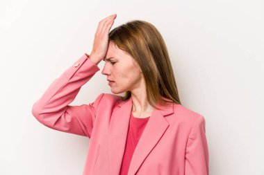 Beyaz arka planda izole edilmiş genç bir Rus kadın bir şeyi unutuyor. Alnına avuç içi ve kapalı gözlerle vuruyor..