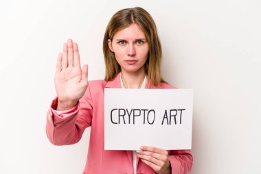 Beyaz arka planda izole edilmiş şifreli bir para levhası tutan genç bir İngiliz iş kadını..