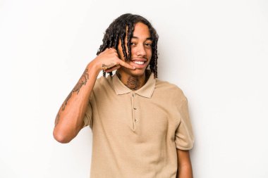 Beyaz arka planda izole edilmiş genç Afro-Amerikalı bir adam parmakları olan bir cep telefonu hareketi gösteriyor..