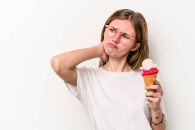 Beyaz arka planda izole edilmiş dondurma tutan genç bir İngiliz kadın kafasının arkasına dokunuyor, düşünüyor ve bir seçim yapıyor..