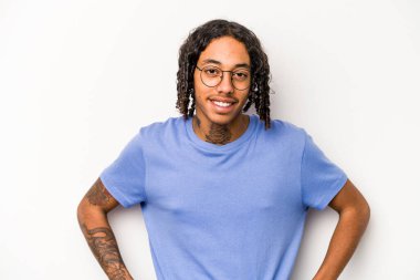 Genç Afrikalı Amerikalı adam beyaz arka planda izole edilmiş mutlu, güler yüzlü ve neşeli..