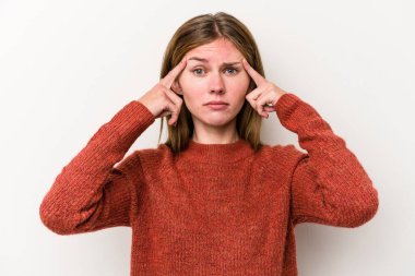 Beyaz arka planda izole edilmiş genç bir Rus kadın bir göreve odaklanmış, işaret parmaklarını işaret ediyor..