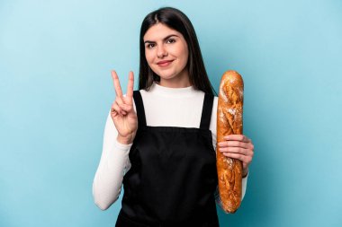 Genç fırıncı Kafkas elinde bir somun ekmek tutarken mavi arka planda iki numarayı parmaklarıyla gösteriyordu..