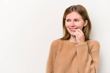 Beyaz arka planda izole edilmiş genç bir Rus kadın rahatça fotokopi odasına bakan bir şey düşünüyor..