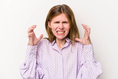 Beyaz arka planda izole edilmiş genç bir Rus kadın öfkeyle bağırıyor..