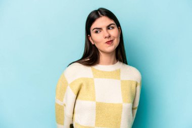 Mavi arka planda soyutlanmış beyaz bir kadın omuzlarını silker ve gözleri açık kalır..