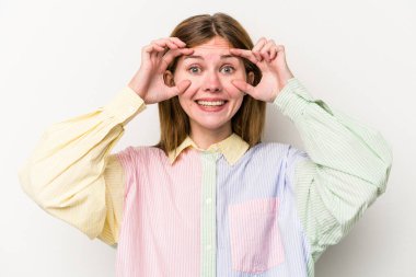 Beyaz arka planda izole edilmiş genç bir Rus kadın başarılı bir fırsat yakalamak için gözlerini açık tutuyor..