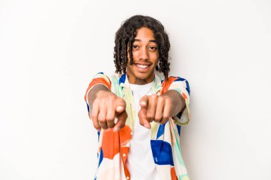 Genç Afrikalı Amerikalı, beyaz arka planda izole edilmiş, parmaklarıyla ön tarafı işaret ediyor..