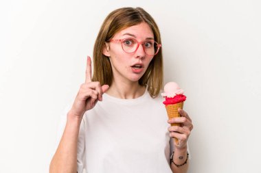 Beyaz arka planda izole edilmiş dondurma tutan genç bir İngiliz kadının bir fikri var, ilham verici bir kavram..
