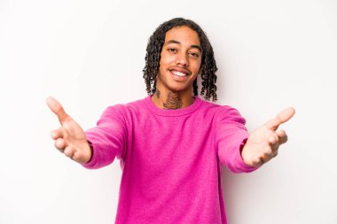 Beyaz arka planda izole edilmiş genç bir Afrikalı Amerikalı hoş bir ifade sergiliyor..