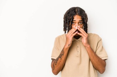 Genç Afrikalı Amerikalı bir adam beyaz arka planda izole edilmiş bir plan kuruyor..