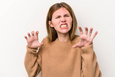 Beyaz arka planda izole edilmiş genç bir Rus kadın pençelerini kedi taklidi yaparken gösteriyor, agresif bir hareket..