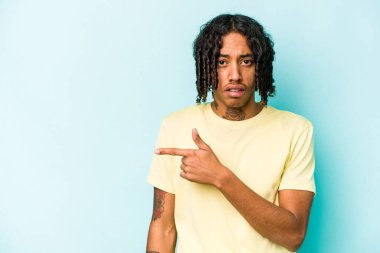 Genç Afro-Amerikan adam mavi arka planda izole edildi.