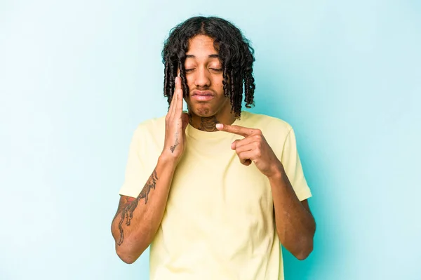 Young African American Man Isolated Blue Background Having Strong Teeth — Stock Photo, Image